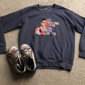 GILDAN/“NEVER UNDERESTIMATE THE POWER OF A GIRL WITH A BOOK” SWEATSHIRT/ NEW